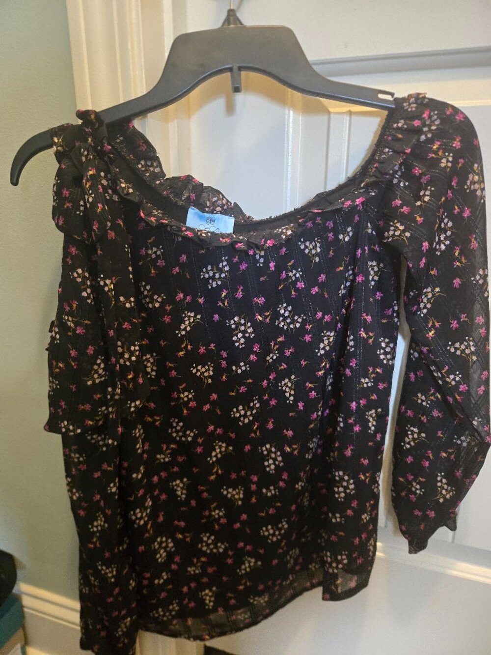 CECE OVER THE SHOULDER TOP